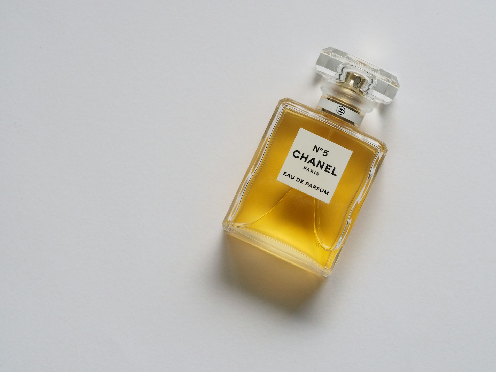 10 Tips for Perfume Product Photography That Looks More Elegant